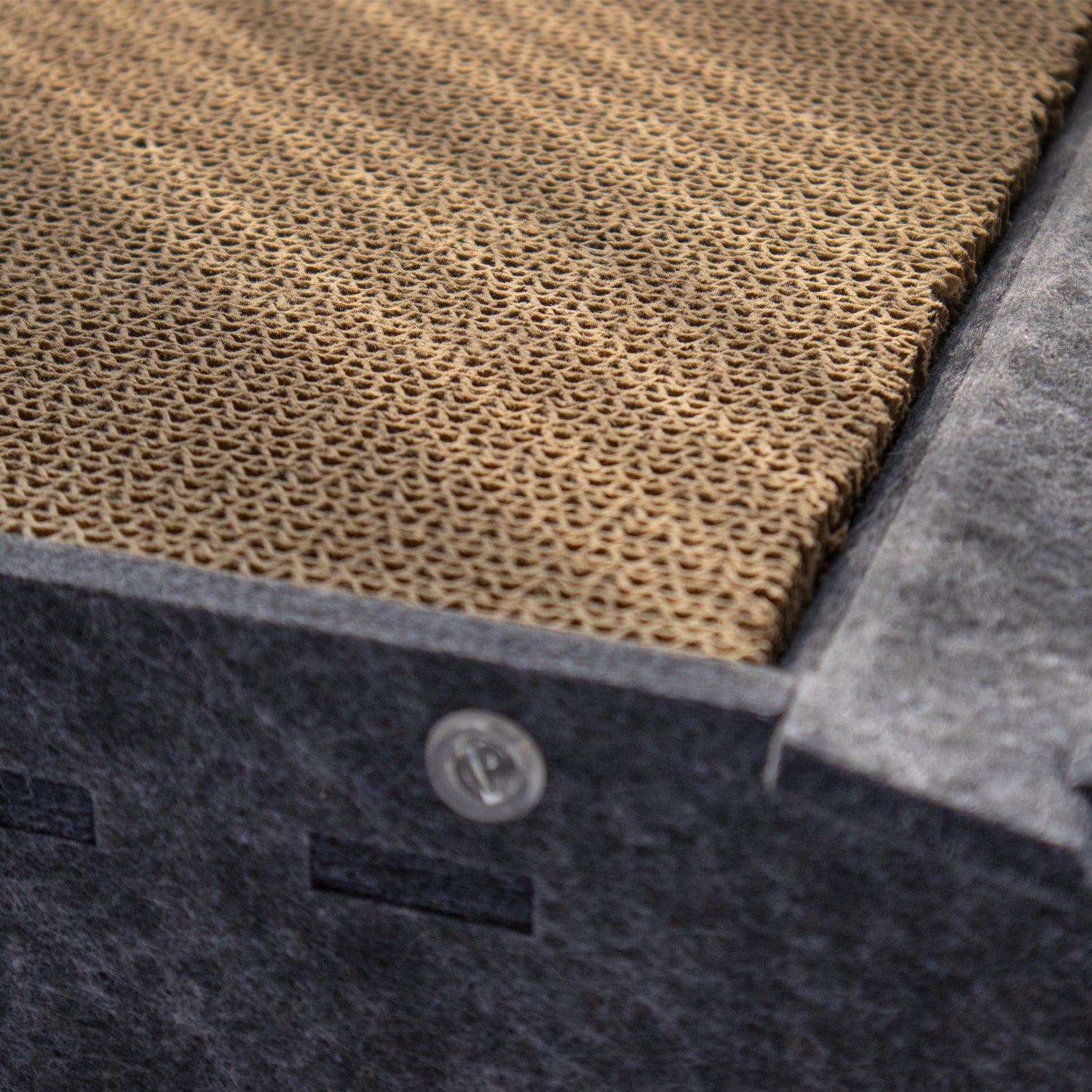 Lyveo SCRAPLI Home Lounge - Premium Katzen Kratzhaus aus Filz mit 2x Kratzpappe auswechselbar